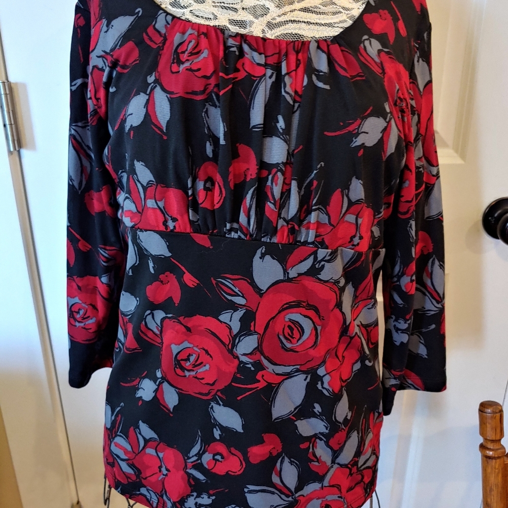 Beautiful Rose top - Picture 4 of 4